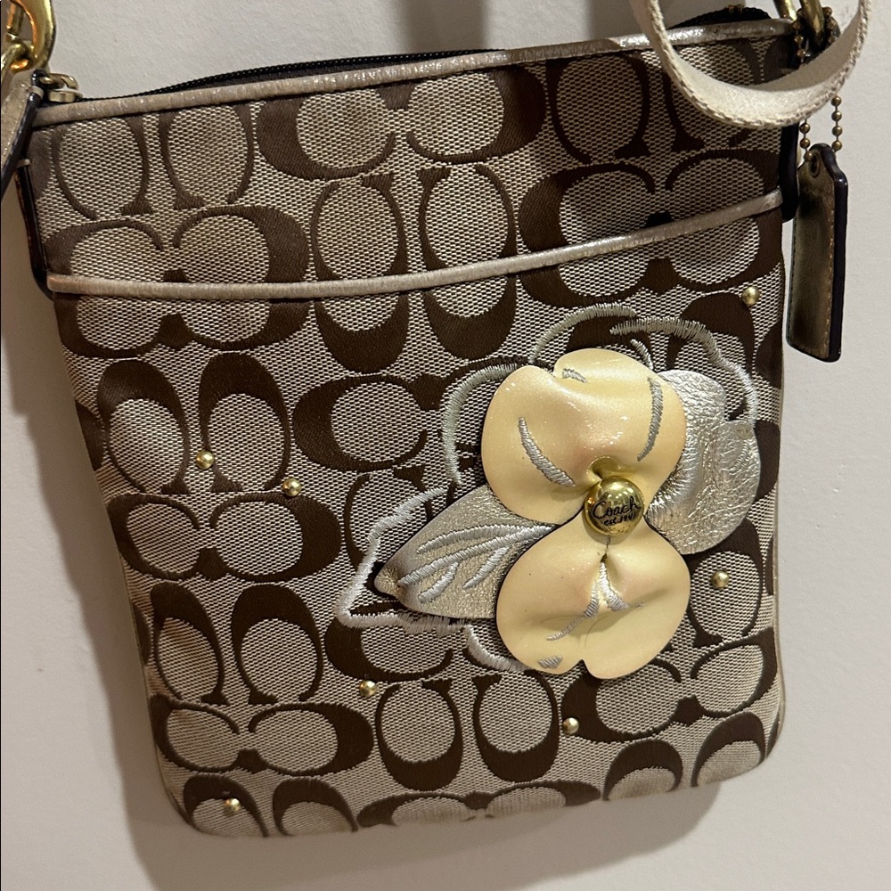 Coach Signature C Swing pack with Floral Appliqué - Picture 3 of 11